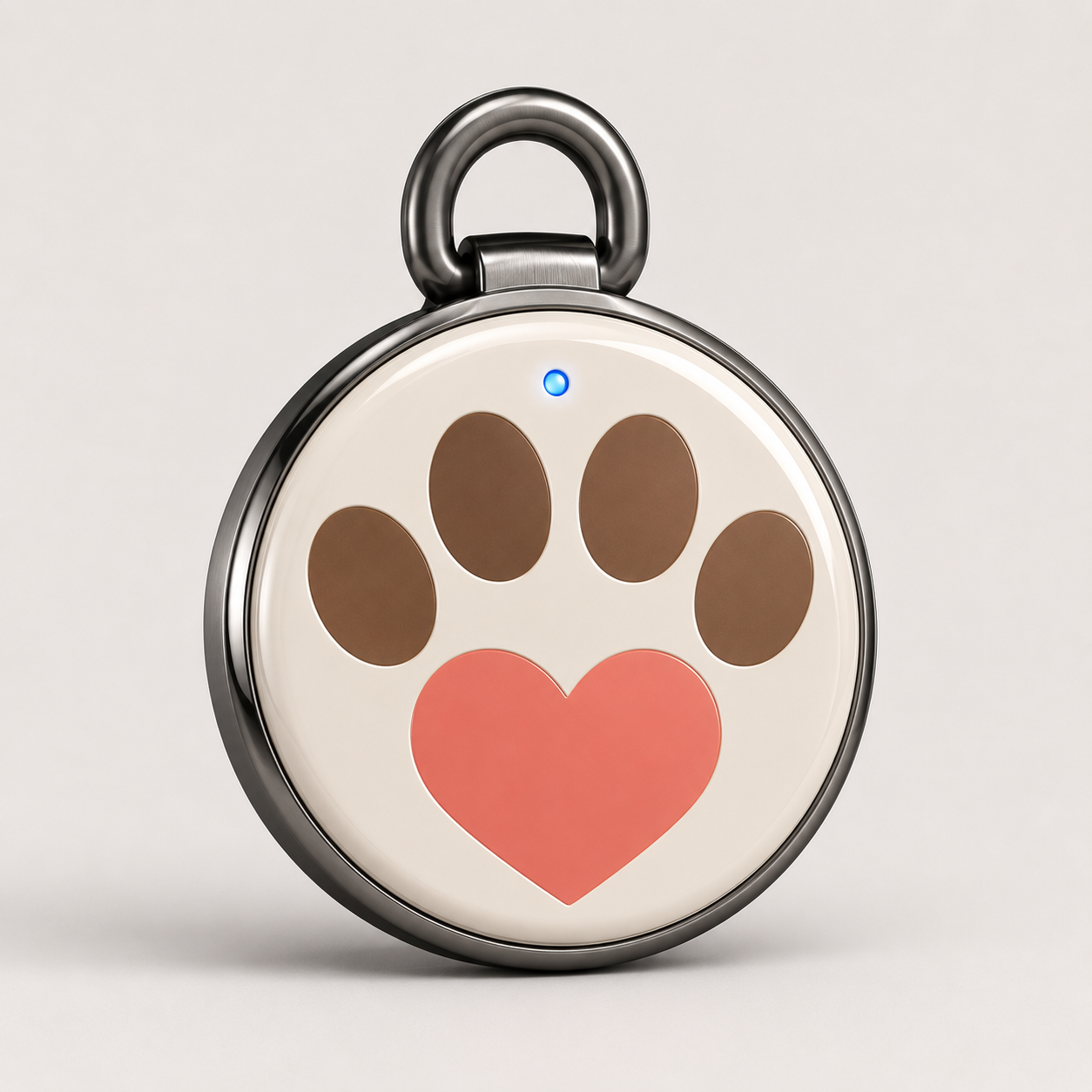 FINDPAW 스마트 목걸이 태그형 — 크림색 원형 기기에 갈색 발바닥과 코랄 하트 로고, 파란 LED, 금속 고리